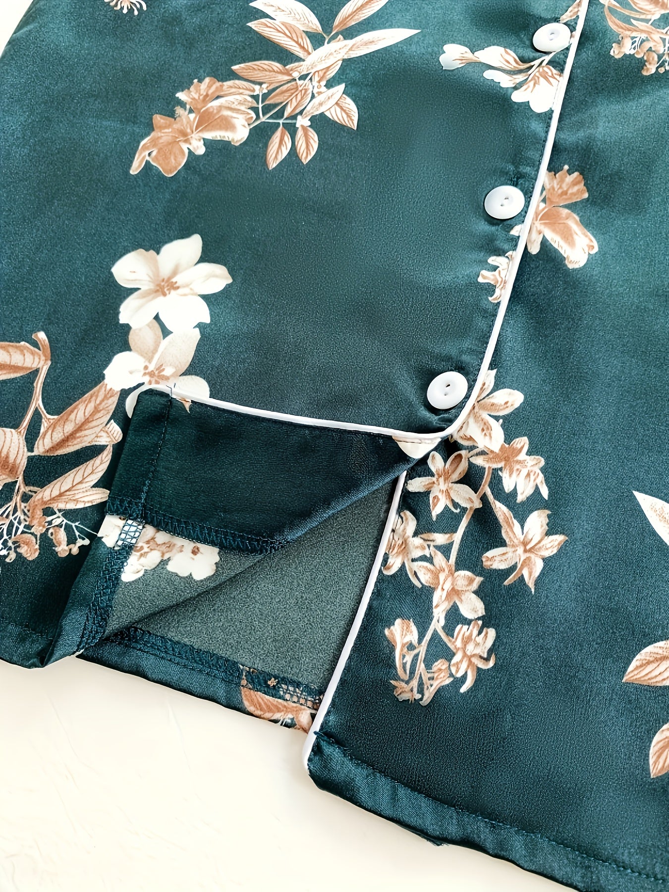 Ladies' Three-piece Satin Elegant Floral Pattern Pajamas Set, Ladies' Three-piece Short-sleeved Stand-collar Top Matched with Shorts And Pants, Ladies' Pajamas for Home Wear, Three-piece Women's Suit
