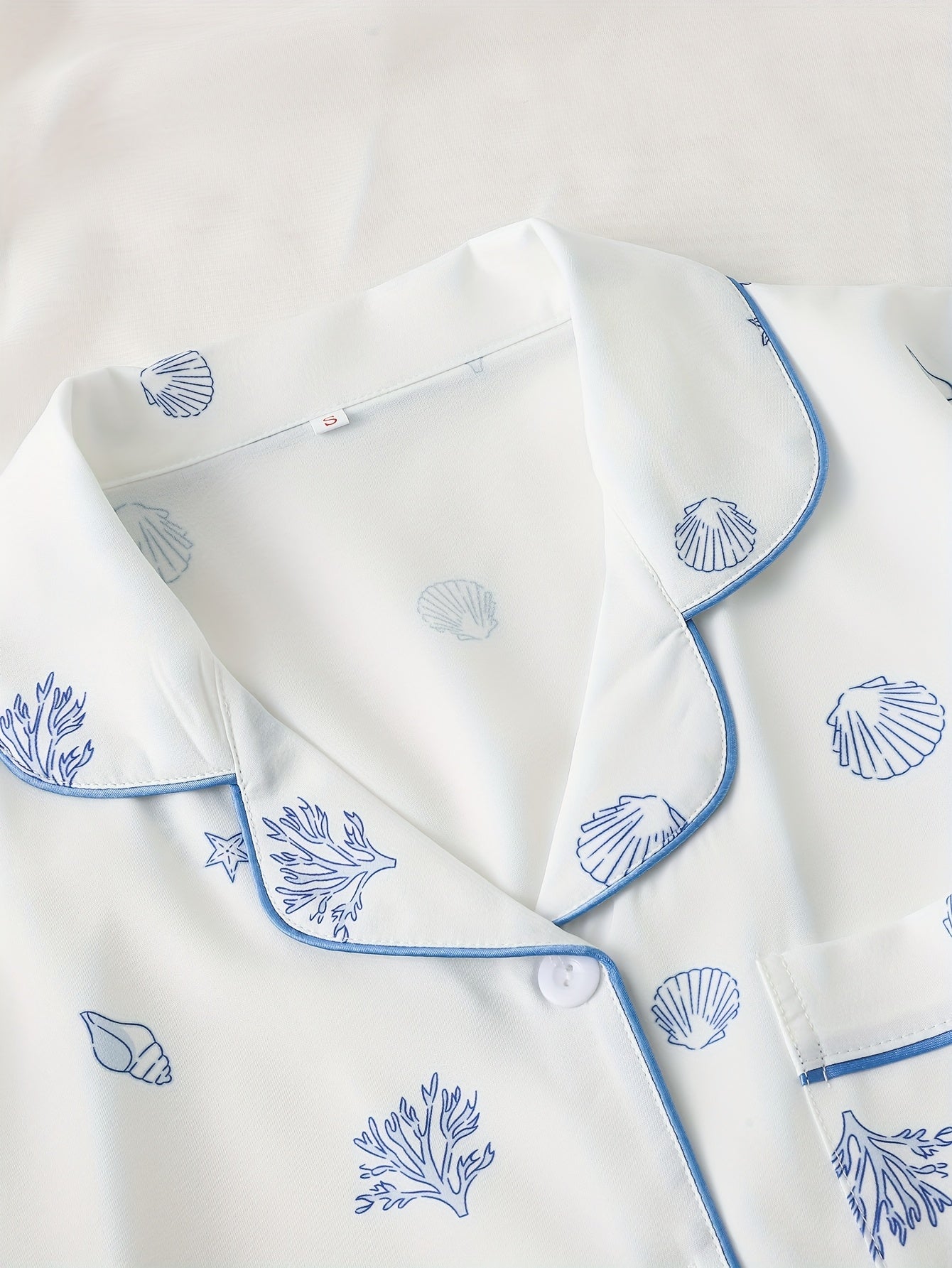 Ladies' Two-piece Satin White Marine Life Pattern Pajamas Set, Ladies' Two-piece Short-sleeved Stand Collar Top Matched with Shorts, Ladies' Pajamas for Home Wear, Two-piece Women's Set